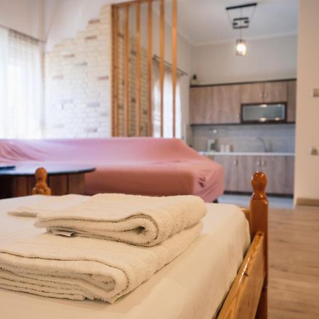 Kellys Cozy One Bedroom House Next To The Beach Ikonomianika Bagian luar foto