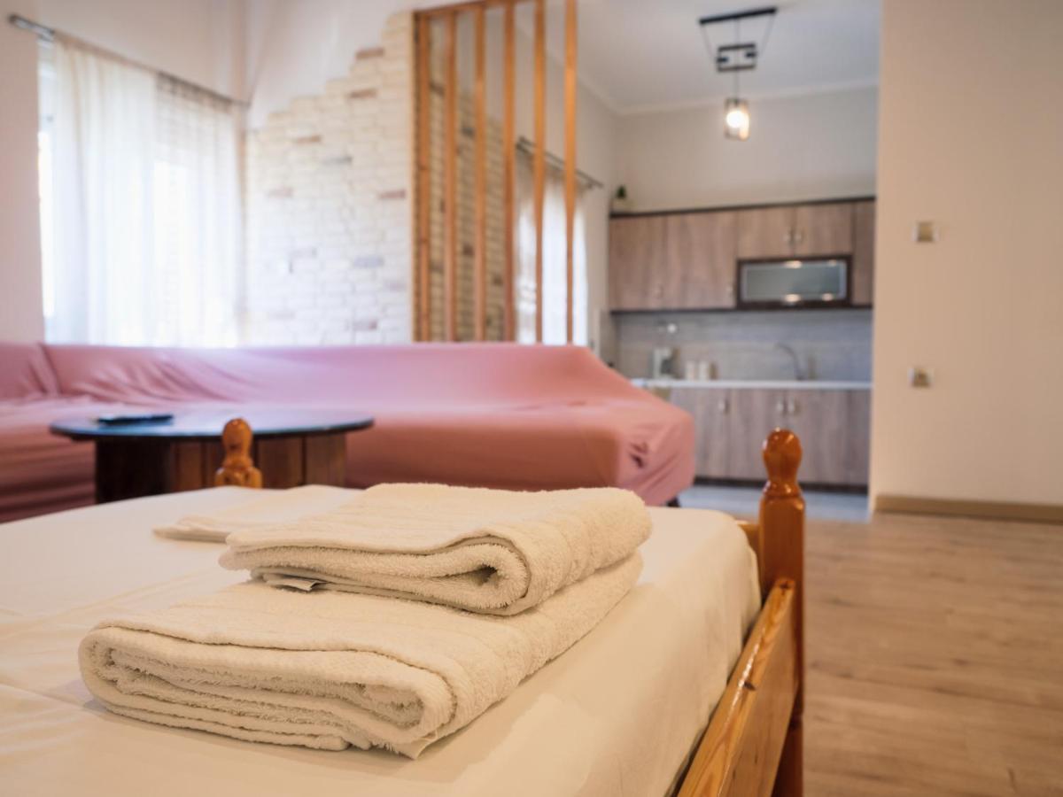 Kellys Cozy One Bedroom House Next To The Beach Ikonomianika Bagian luar foto