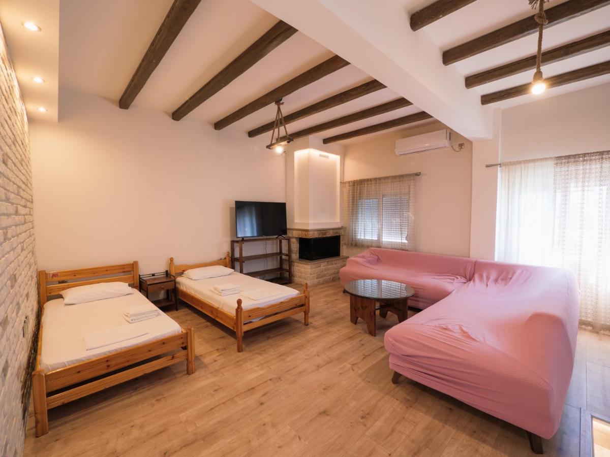 Kellys Cozy One Bedroom House Next To The Beach Ikonomianika Bagian luar foto